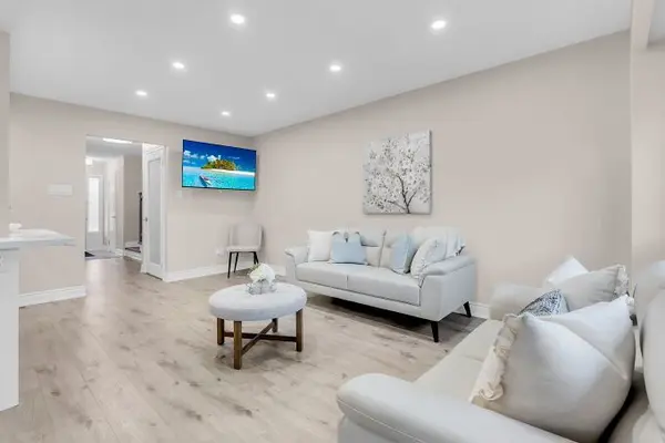 3025 Cedarglen Gate #27, Mississauga, ON L5C 2V7