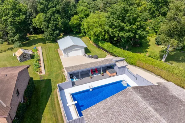 4 COLONIAL DR, North Dumfries, ON N0B 1E0