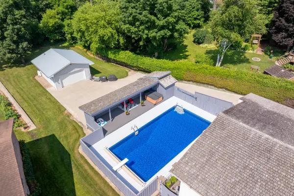 4 COLONIAL DR, North Dumfries, ON N0B 1E0