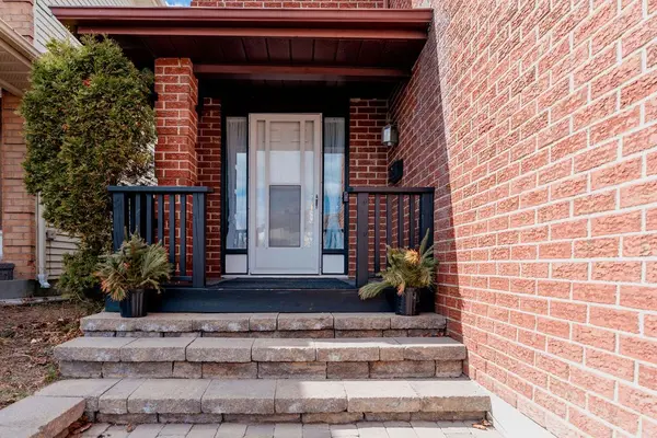 16 Pickwick DR, Barrhaven, ON K2J 3G1