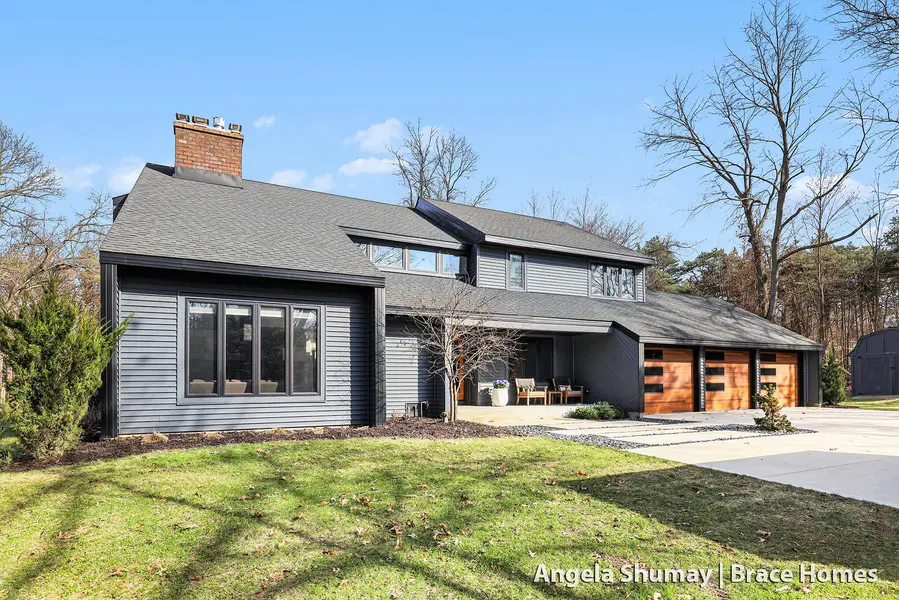 400 Greentree LN NE, Ada Twp, MI 49301