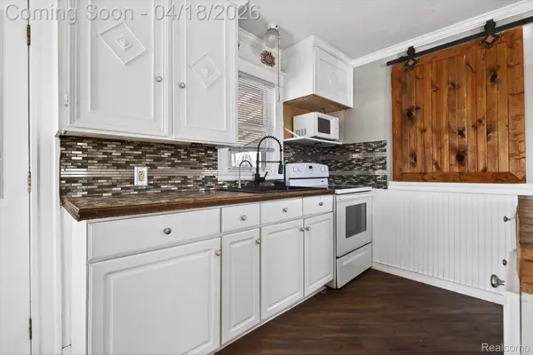 3823 Oxbow RD, Sodus Township, MI 49126