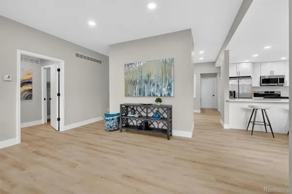 34973 Meadow LN, Farmington Hills, MI 48335