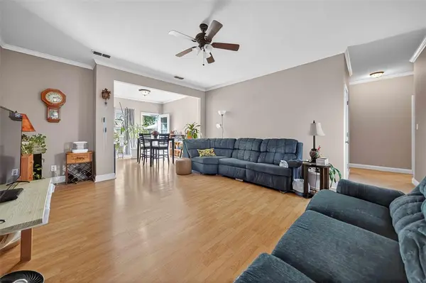 517 Wildewood Drive, Chandler, TX 75758