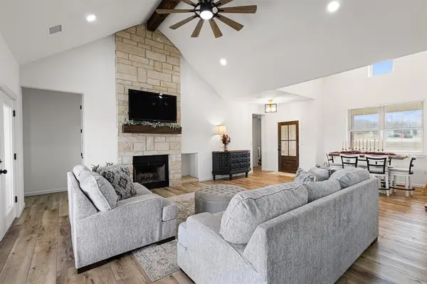 476 Silver Leaf Drive, Sunset, TX 76270