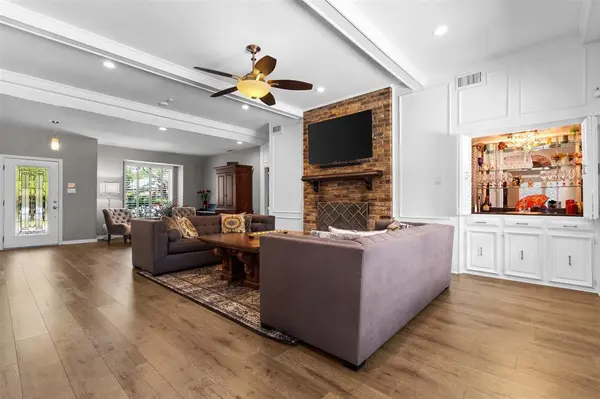 9426 Hillview Drive, Dallas, TX 75231