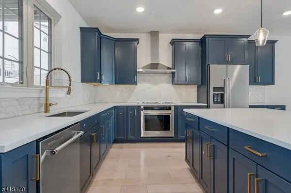 14 Marigold Ct, Warren Twp., NJ 07059