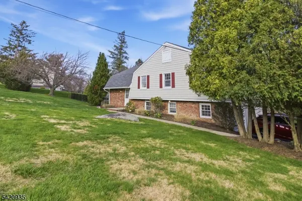 120 Carlough Rd, Upper Saddle River Boro, NJ 07458