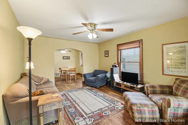 26 Burr Oak ST NW, City Of Grand Rapids, MI 49505