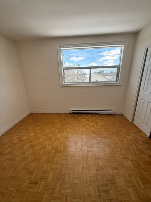 346 Elgin CT #9, Oshawa, ON L1J 2P4