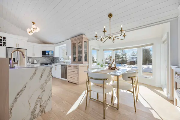 18 Villa DR, Georgina, ON L0E 1N0