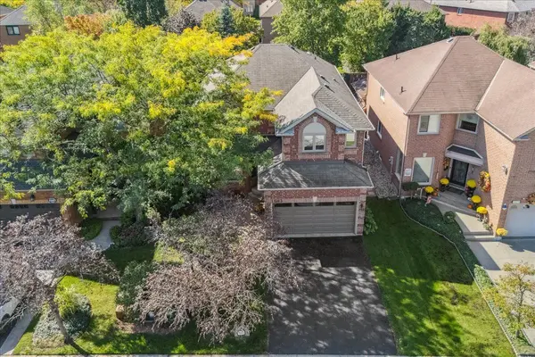1083 Old Oak DR, Oakville, ON L6M 3K4