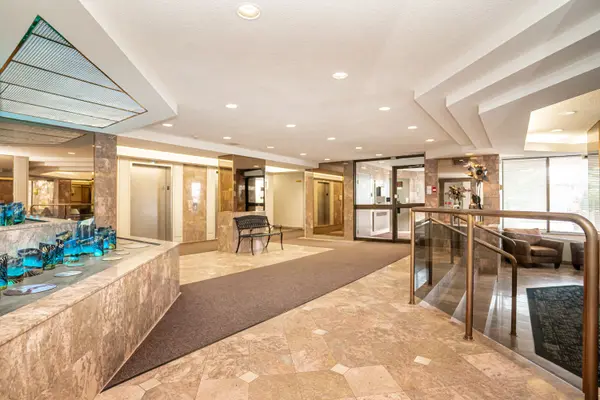 20 Cherrytree DR ##802, Brampton, ON L6Y 3V1