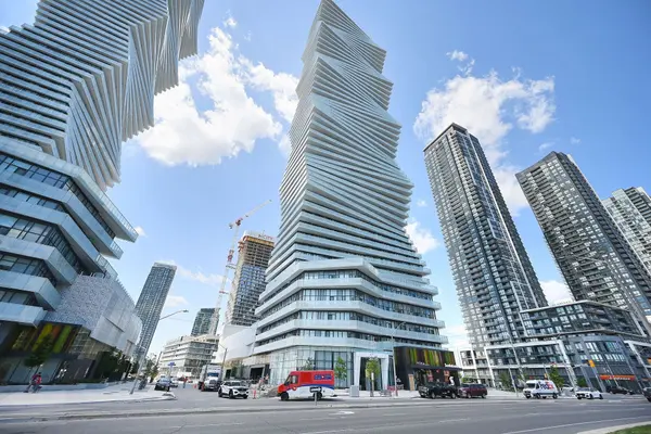 3900 Confederation Pkwy #1708, Mississauga, ON L5B 0M3