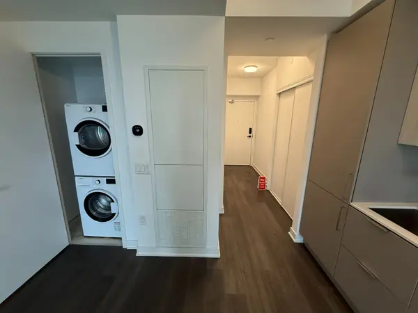 3900 Confederation Pkwy #1708, Mississauga, ON L5B 0M3