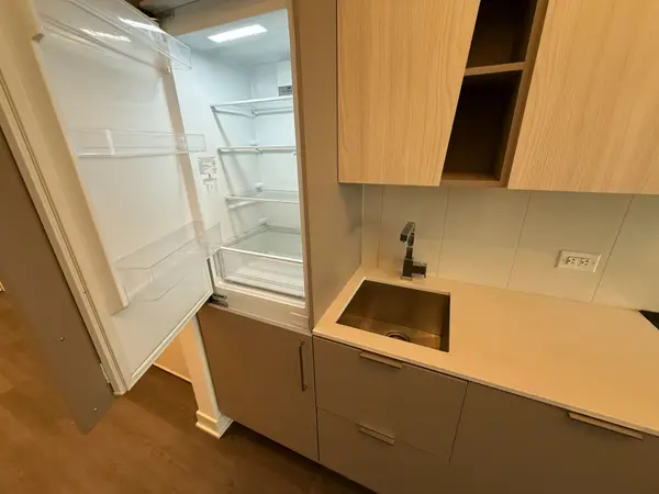 3900 Confederation Pkwy #1708, Mississauga, ON L5B 0M3