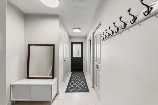 619 Timber LN, Burlington, ON L7L 4B1