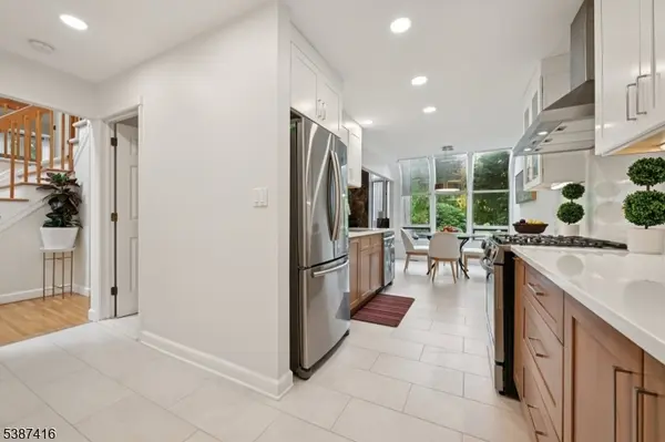 8 Sherwood Dr, Mountain Lakes Boro, NJ 07046