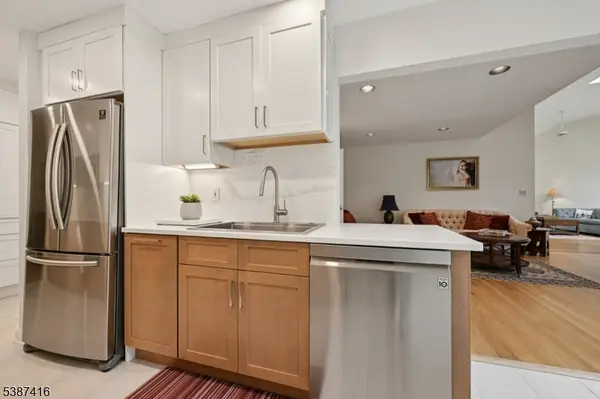 8 Sherwood Dr, Mountain Lakes Boro, NJ 07046