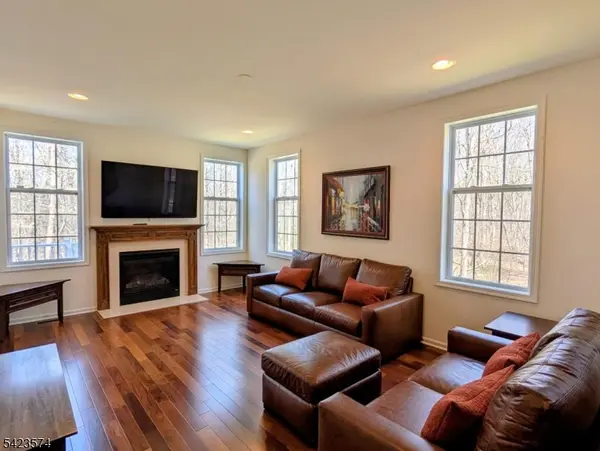 9 Pembrook Ln, Mount Olive Twp., NJ 07828