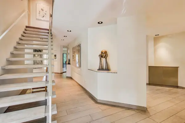 103 Vesta DR, Toronto C03, ON M5P 2Z8