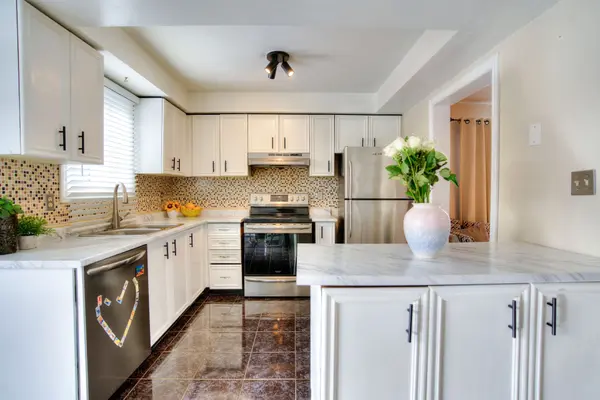 848 Attersley Dr DR, Oshawa, ON L1K 1T9