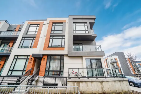 12 David Eyer RD #1103, Richmond Hill, ON L4S 0N3