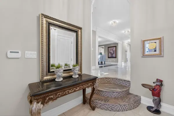 7 Cousins DR, Aurora, ON L4G 1B2