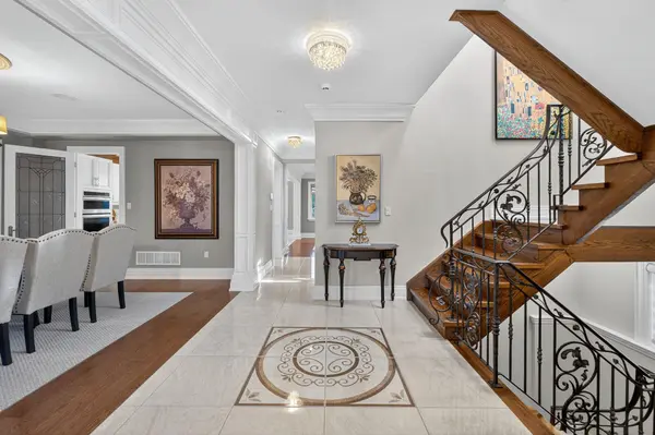 7 Cousins DR, Aurora, ON L4G 1B2