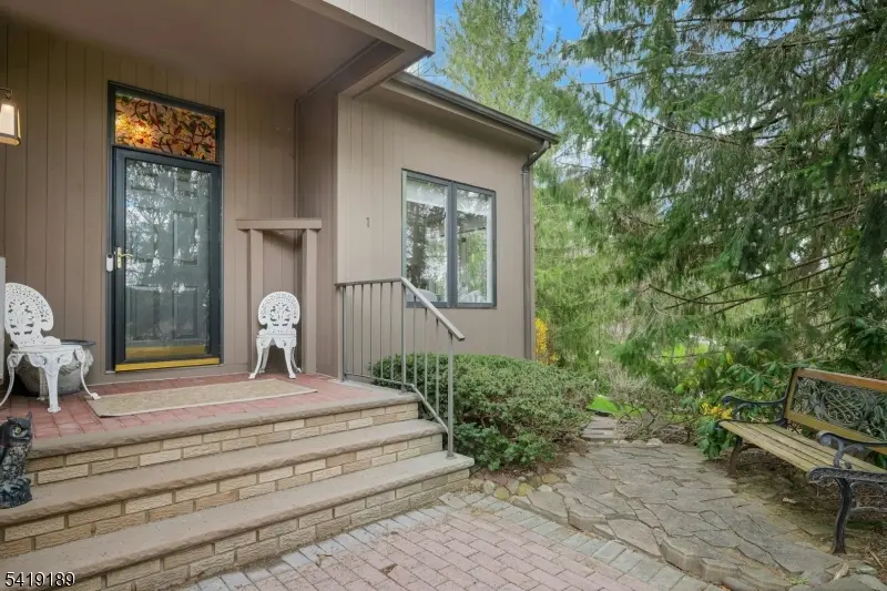 1 Sherwood Dr, Mountain Lakes Boro, NJ 07046