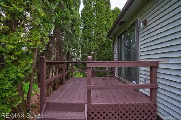 580 Oakbrook CIR, Flushing, MI 48433