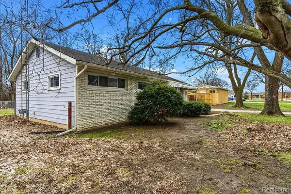 3485 Hammerberg RD, Flint Charter Township, MI 48507