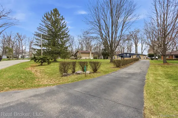 7514 Capri DR, White Lake Charter Township, MI 48383