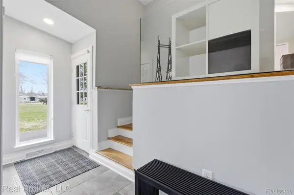 7514 Capri DR, White Lake Charter Township, MI 48383