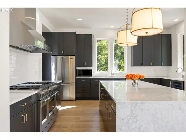 3718 SW HILLSIDE DR, Portland, OR 97221