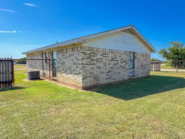 400 S Poplar Street, Archer City, TX 76351