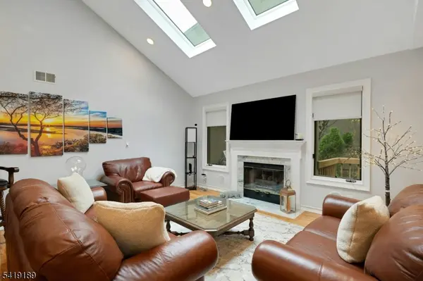 1 Sherwood Dr, Mountain Lakes Boro, NJ 07046