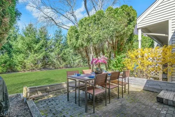 14 Pembroke Dr, Mendham Boro, NJ 07945