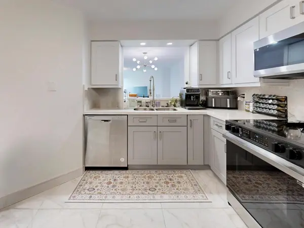 120 Promenade CIR #406, Vaughan, ON L4J 7W9