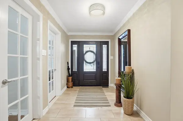 9 Stone Gate DR, Grimsby, ON L3M 5C6