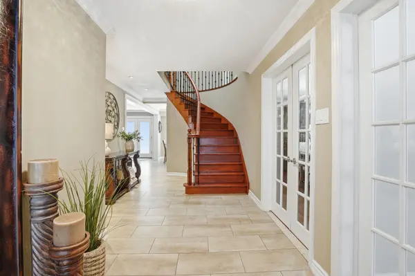 9 Stone Gate DR, Grimsby, ON L3M 5C6