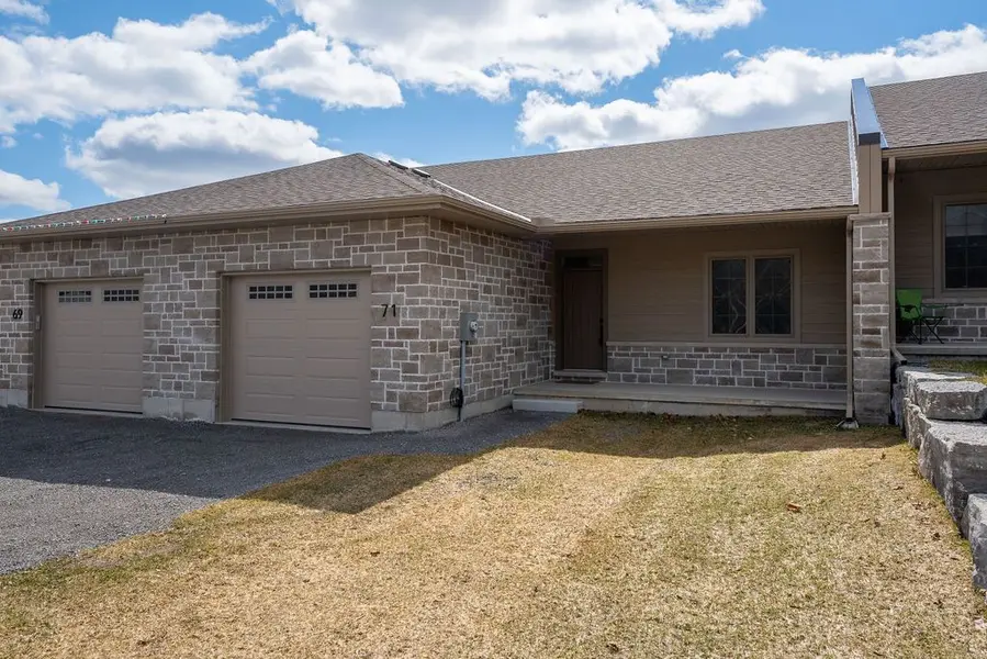 71 Seymour ST W, Centre Hastings, ON K0K 2K0