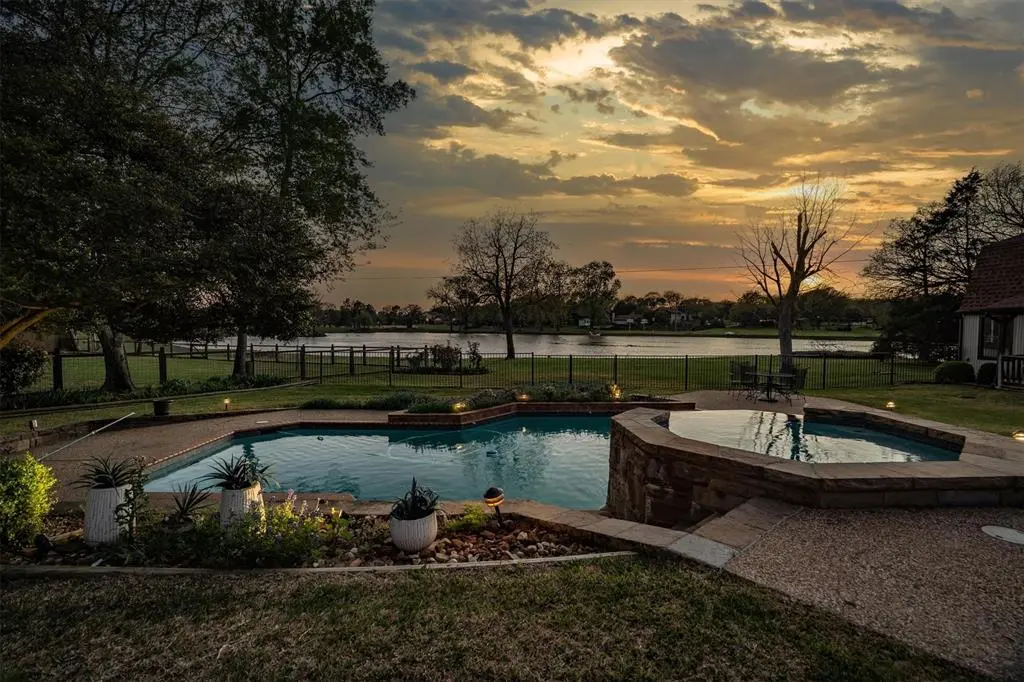 210 N Forest Lane, Double Oak, TX 75077