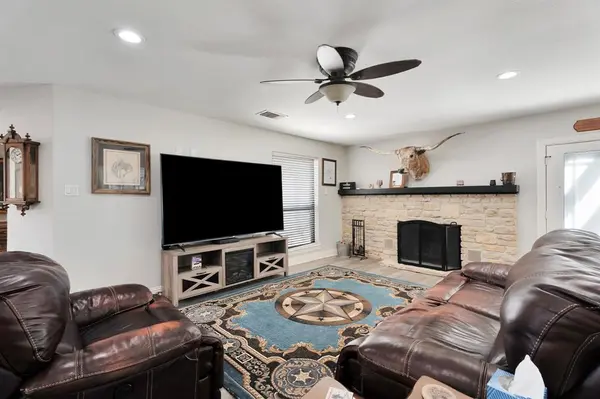 5014 Largo Drive, Granbury, TX 76049