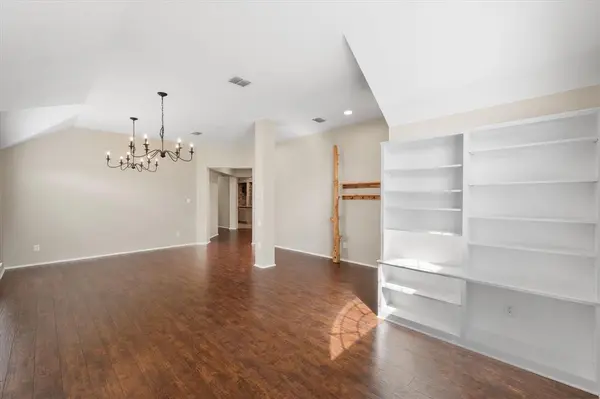 121 Wooded Creek Drive, Red Oak, TX 75154