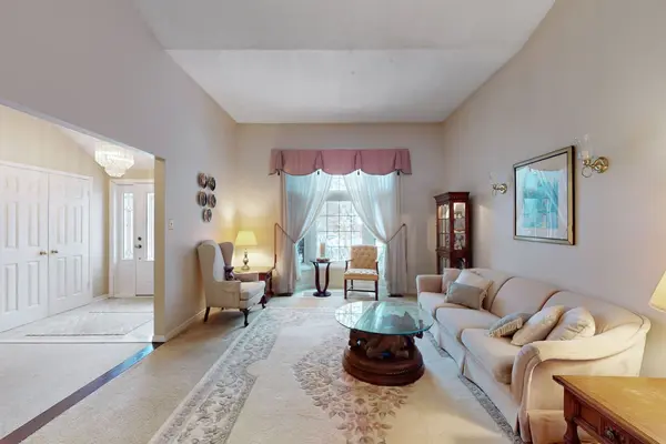 38 Gilbank DR, Aurora, ON L4G 5G5