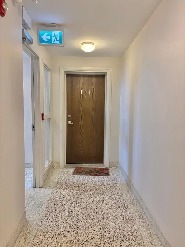 5 Paisley BLVD E #104, Mississauga, ON L6A 1P3