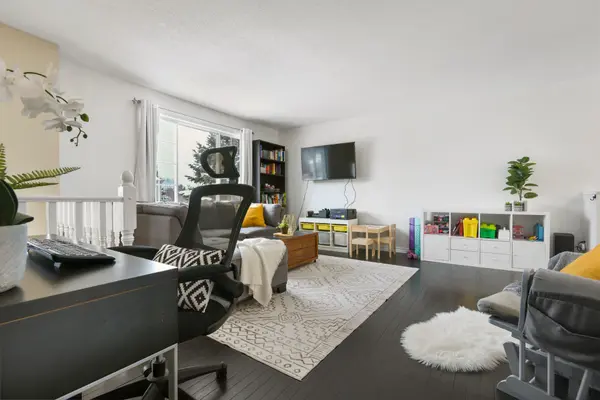 34 Northbrook RD, Petawawa, ON K8H 3N5