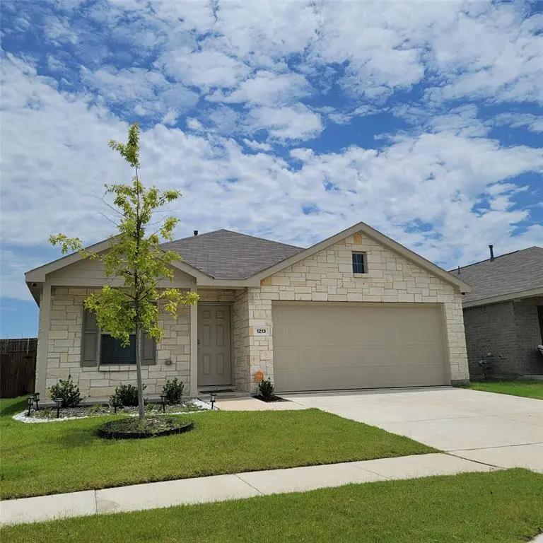 1213 Wildflower Street, Ennis, TX 75119