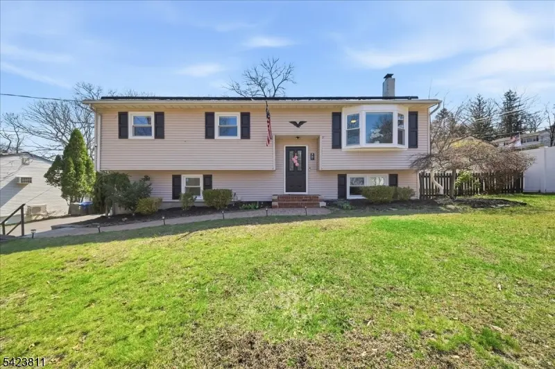 38 Holiday Dr, Hopatcong Boro, NJ 07843